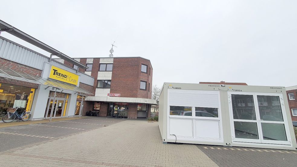 Der Imbiss Alom's wird in diesem Container sein Übergangsquartier beziehen, wenn das Gebäude an der Bahnhofstraße abgerissen wird. Foto: Gettkowski