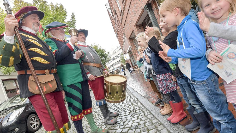Die Kinder des Kleinen Kindergartens freuten sich im Oktober über die Stippvisite der Herolde Helmuth Kock (von links), Hans-Arno Loerts und Franz Krämer. Foto: Ortgies