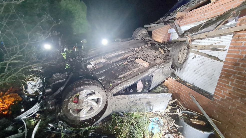 Das Auto prallte gegen eine Hauswand. Foto:Giehl/Feuerwehr Saterland