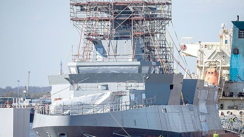 Ein Kriegsschiff vom Typ Meko 200 für Ägypten im Neustädter Hafen. Foto: Sina Schuldt/dpa