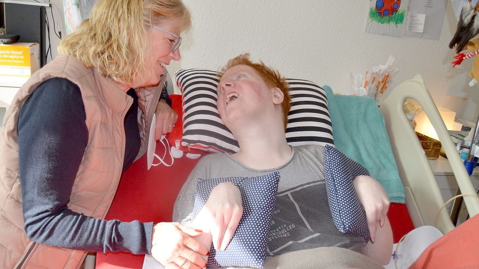Christa Gust-van Vlijmen hat eine innige Beziehung zu ihrem Sohn Daniel. Die 65-Jährige besucht den jungen Mann, der seit 15 Jahren im Wachkoma liegt, mindestens einmal pro Woche. Fotos: Fertig