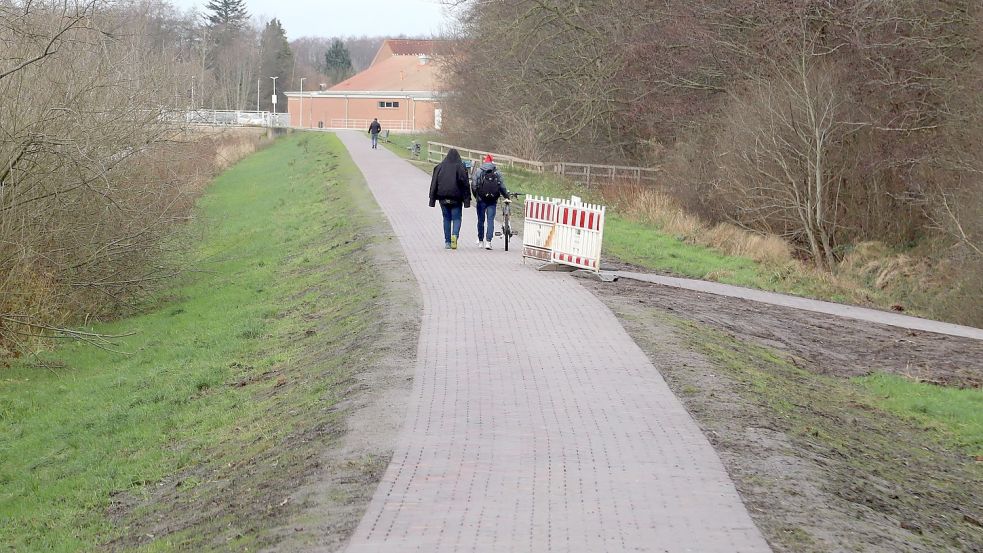 Die Gemeinde Barßel hat das Pflaster auf den Geh- und Radweg auf dem Deich entlang der Soeste komplett saniert. In der Vergangenheit hatte der Maulwurf ganze Arbeit geleistet und an vielen Stellen, den Weg untergraben. Nun wurde eine Maulwurfsperre eingebaut.