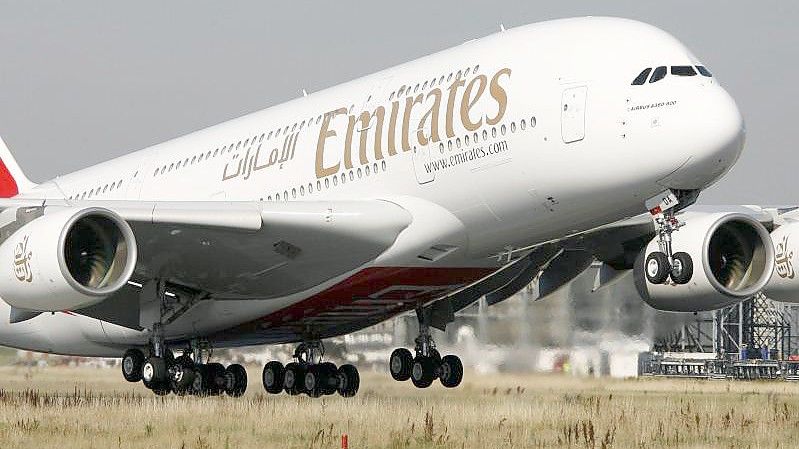 Der erste Airbus A380 startet am 29.07.2008 vom Werksflughafen in Finkenwerder Richtung Dubai. Foto: Maurizio Gambarini/dpa