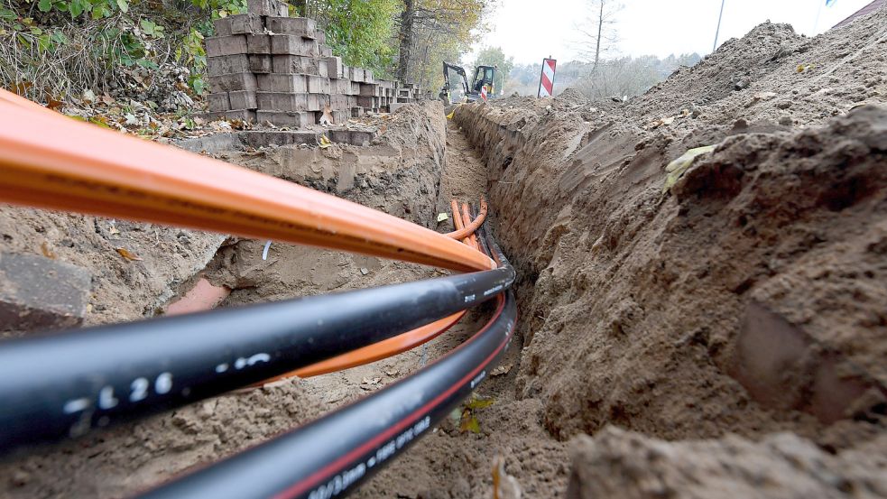 Kabel für den Anschluss von Breitband-Internetverbindungen sind auf einer Baustelle zu sehen. Foto: Carsten Rehder/dpa