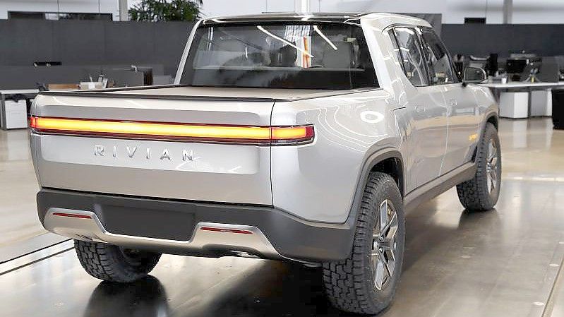 Ein Rivian R1T am Hauptsitz des Unternehmens in Plymouth, Michigan. Foto: Paul Sancya/AP/dpa