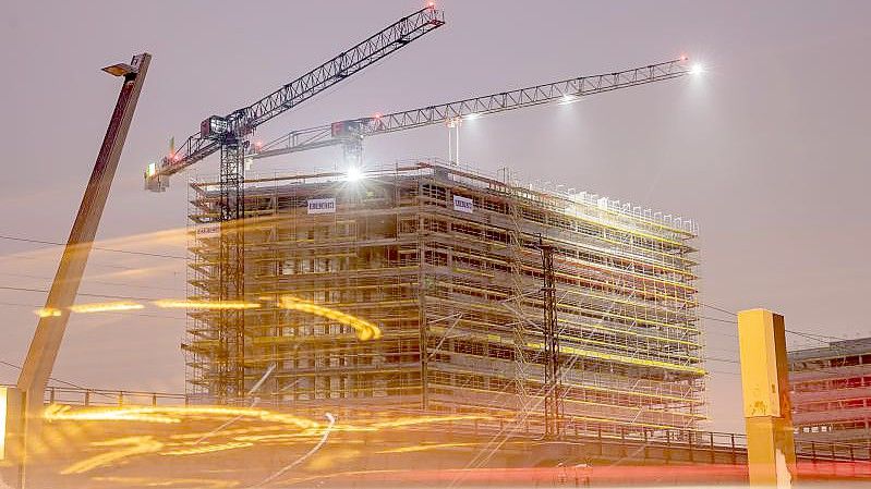 Baukräne an einer Baustelle in Berlin: Die Notenbank rechnet mit einem deutlich schwächeren Wachstum in diesem und im kommenden Jahr. Foto: Christoph Soeder/dpa