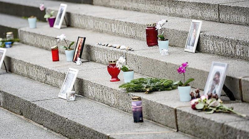 Blumen und Bilder am Mahnmal für die Terroropfer vom Breitscheidplatz. Foto: Fabian Sommer/dpa