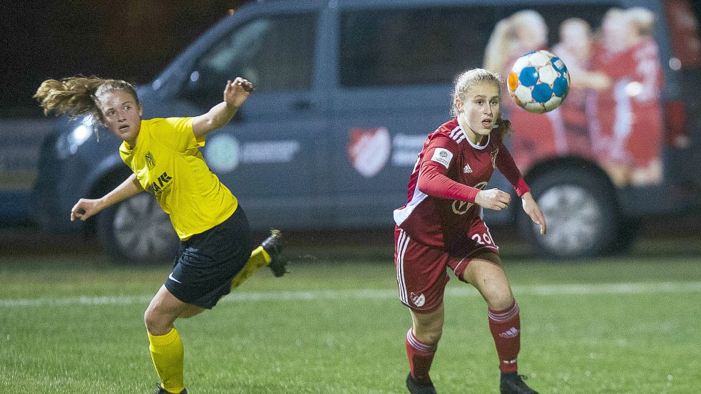 Ana-Carolin Hoffmann (rechts) aus Jever ist mit sieben Saisontreffern gemeinsam mit Lizzy Weinkauf Aurichs bisher erfolgreichste Torschützin. Gegen Meppen blieb aber auch sie torlos. Fotos: Doden