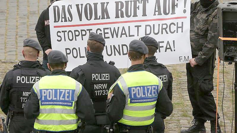 Rechte Teilnehmer während einer „Querdenken“-Demonstration Mitte November in Düsseldorf. Foto: David Young/dpa