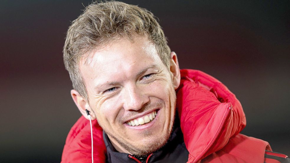 Bayern-Trainer Julian Nagelsmann hat mal wieder gut lachen. Auch nach dem kommenden Spieltag? Foto: dpa/Tom Weller