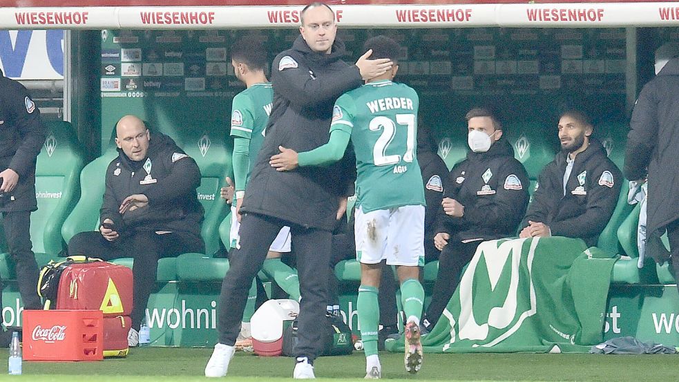 Harmonie an der Seitenlinie: Werder-Coach Ole Werner klatscht Felix Agu bei seiner Auswechslung gegen Erzgebirge Aue vor einer Woche ab. Foto: imago images/osnapix/Titgemeyer