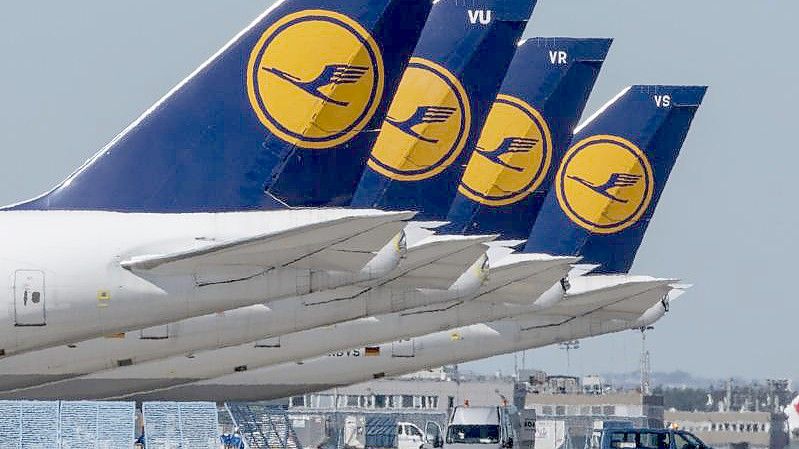 Die Lufthansa hat überzähliges Cockpit-Personal - und muss nun Lösungen finden. Foto: Boris Roessler/dpa