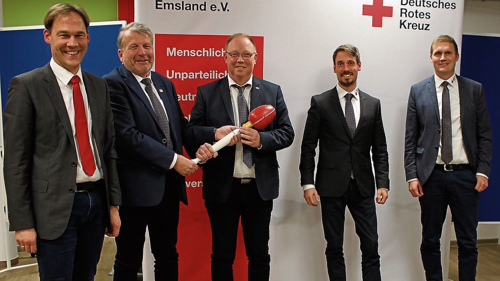 Das Szepter wird übergeben (von links): Dieter Sturm, Thomas Hövelmann, Christof Witschen, Manuel Hatting, Werner Gerdken, DRK-Kreisverband Emsland. Foto: privat
