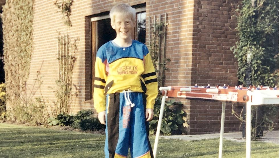 Ja, er ist es tatsächlich: St. Pauli-Trainer Timo Schultz. Das Bild zeigt ihn Mitte der 80er im heimischen Garten mit seinem Weihnachtsgeschenk, einem Tischkicker. Foto: Privat