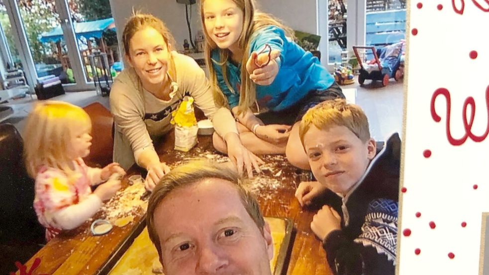 Diese Weihnachtskarte verschickte Timo Schultz vor ein paar Jahren auch an seine Eltern. Sie zeigt ihn mit Frau Mareelke und den drei Kindern beim Plätzchenbacken. Foto: Privat