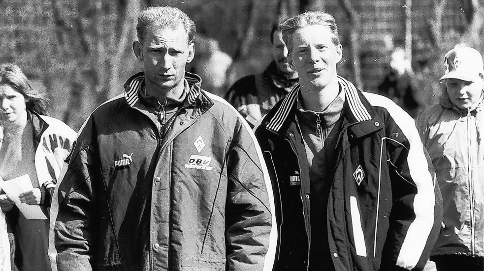 Als junger Spieler der Amateurmannschaft traf Timo Schultz (rechts) Mitte/Ende der 90er bei Werder Bremen auf einen weiteren Ostfriesen: Dieter Eilts (links). Foto: Archiv
