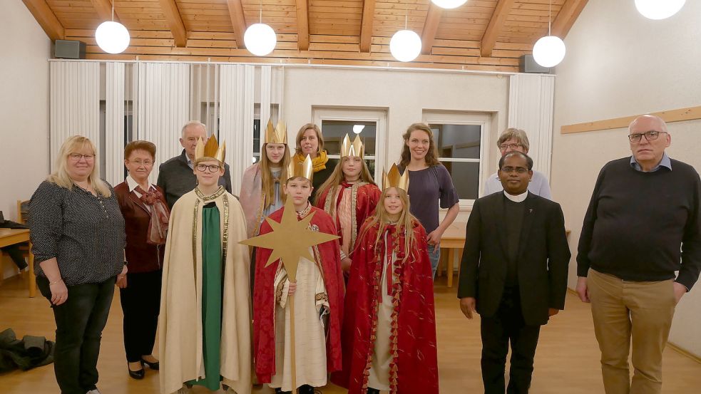 Die Sternsinger, im Bild von links) Henri Willer, Merle Willer, Matti Willer, Antonia Nagel, Ina Nagel werden nicht ausgesandt. Wie die Aktion trotzdem stattfindet, erklärten (von links) Sie stellten die Sternsinger-Aktion vor (von links) Elke Schulte, Anna Naber, Gerhard Naber, Daniela Willer, Judith Nagel, Mechthild Fickers sowie Pfarrer Asir Rajendran und Georg Pugge. Foto: Kruse