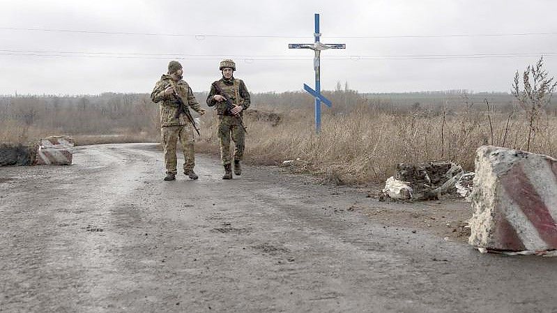 Ukrainische Soldaten patrouillieren an der Trennlinie zu den von Russland unterstützten Rebellen nahe des Dorfes Nevelske in der Ostukraine. Foto: Andriy Dubchak/AP/dpa