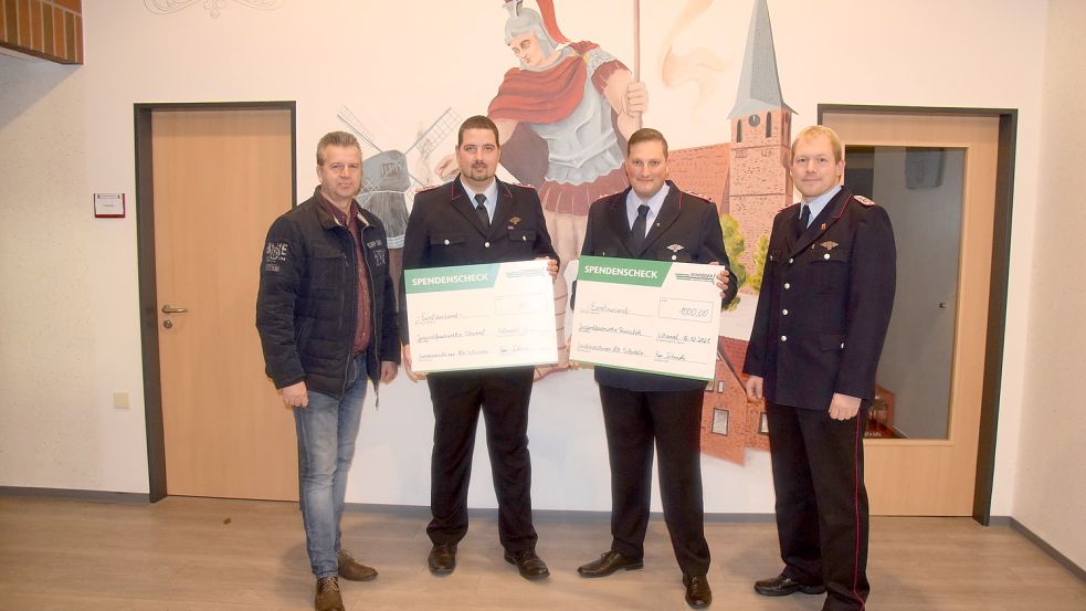 Spendenübergabe (von links) Ludger von der Heide von Schröder Landmaschinen, Jugendfeuerwehrwart Johannes Alberding (Scharrel), Jugendfeuerwehrwart Florian Fugel (Ramsloh) und Gemeindejugendfeuerwehrwart Jan Wasserthal. Foto: Giehl/Feuerwehr Saterland