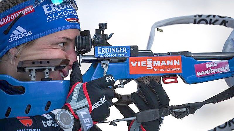 Biathletin Vanessa Hinz beim Schießen. Foto: Olivier Chassignole/AFP/dpa