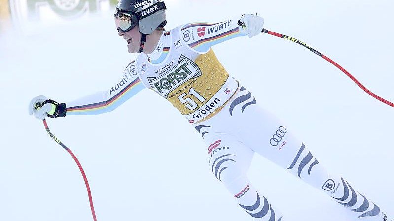 Simon Jocher freut sich über den achten Platz bei der Abfahrt in Gröden. Foto: Alessandro Trovati/AP/dpa