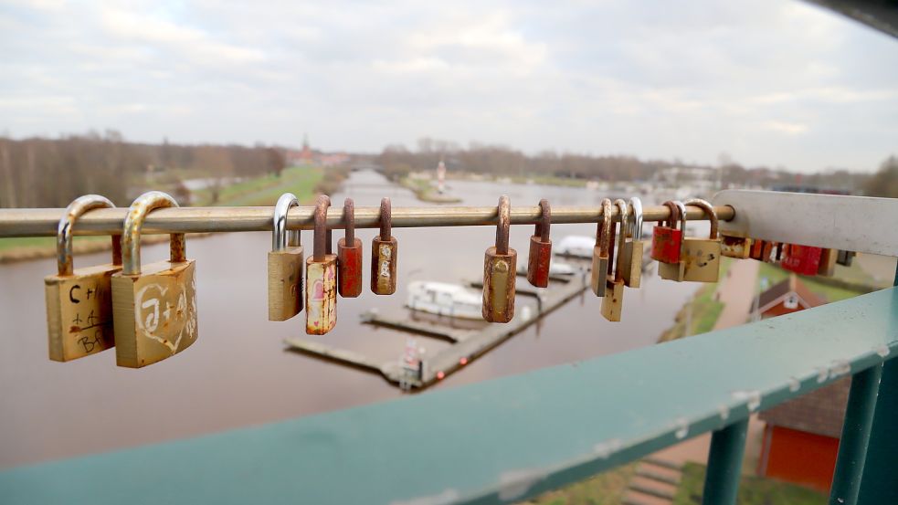 In luftiger Höhe über dem Barßeler Hafen am Aussichtsturm hängen verschiedenste Liebesschlösser. Foto: Passmann