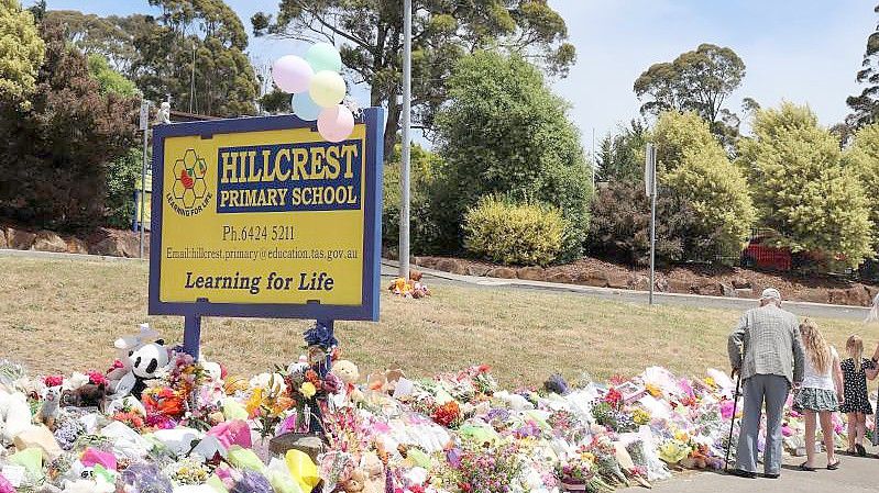 An der Hillcrest-Grundschule wird der Opfer des Hüpfburg-Unglücks gedacht. Foto: Ethan James/AAP/dpa