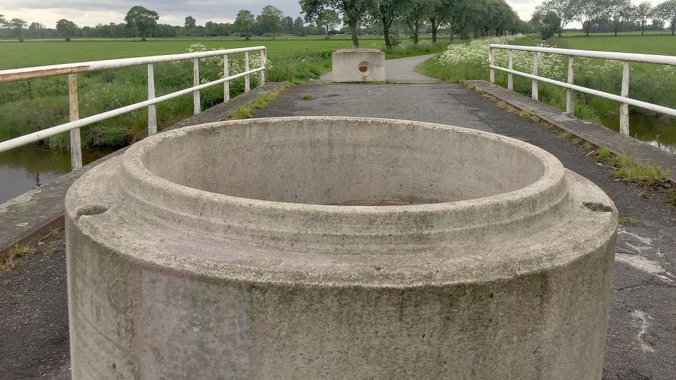 Im Frühjahr 2019 versperrten massive Kanalschachtringe aus Beton den Weg über die Brücke an der Brückenstraße in Breinermoor . Sie wurden von Unbekannten in einen Graben geschoben. Foto: Hellmers/Archiv