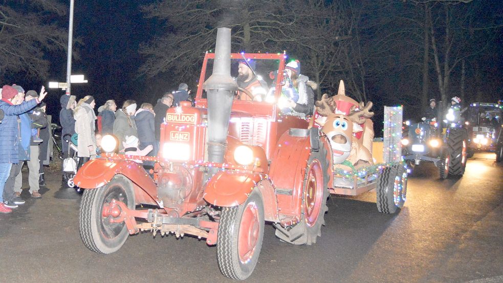 Im passenden Weihnachtsmannrot kam dieser Lanz-Bulldog-Oldtimer daher. Foto: Weers
