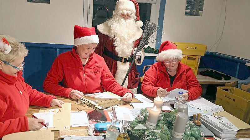 Im Weihnachtspostamt in Himmelsberg über 7000 Briefe aus aller beantwortet. Foto: Bodo Schackow/dpa-Zentralbild/dpa