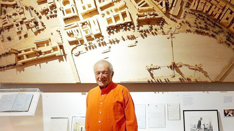 Richard Rogers steht im Jahr 2013 vor einem Holzmodell seiner Vision der Londoner Southbank. Der britische Stararchitekt ist im Alter von 88 Jahren verstorben. Foto: Nick Ansell/Press Association/dpa