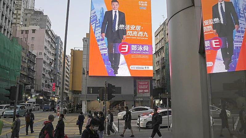 Eine Wahlreklame für den Peking-Befürworter und Parlamentskandidaten Vincent Cheng Wing-shun in Hongkong. Foto: Kin Cheung/AP/dpa