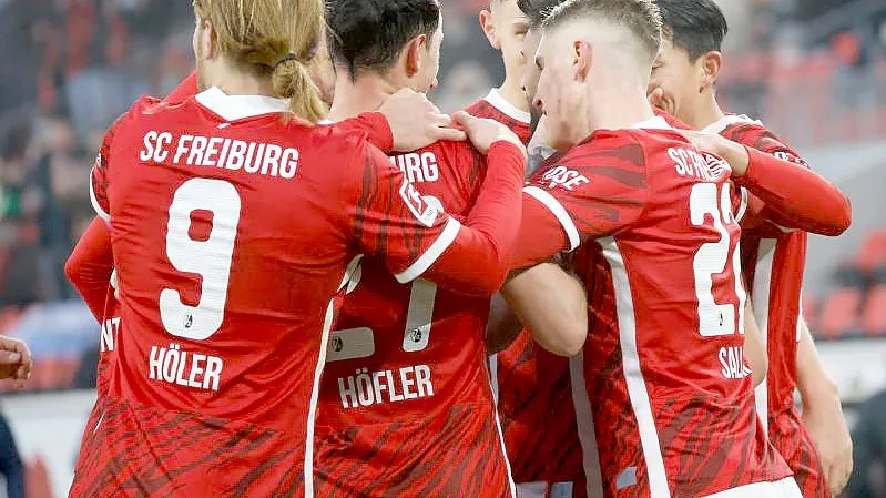 Der SC Freiburg schliesst das Jahr 2021 mit einem 2:1-Heimsieg gegen Bayer Leverkusen ab. Foto: Philipp von Ditfurth/dpa