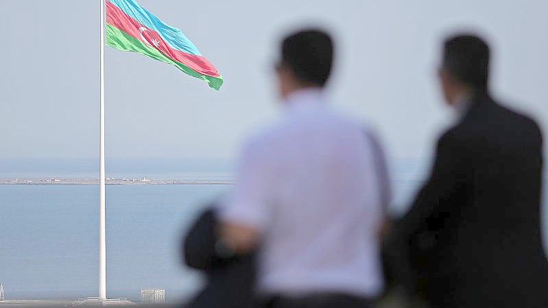 Eine riesige aserbaidschanische Flagge weht an einem 162 Meter hohen Fahnenmast in Baku. Foto: Jan Woitas/dpa-Zentralbild/dpa