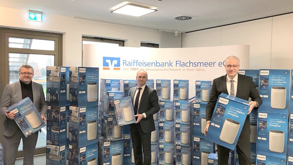 Matthias Beekmann (Mitte) und Christoph Hoek von der Raiffeisenbank Flachsmeer haben im vergangenen Jahr die Luftfilter an Westoverledingens Bürgermeister Theo Douwes (links) übergeben. Foto: Weiden