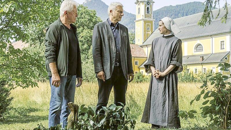 Ivo Batic (Miroslav Nemec, l-r) und Franz Leitmayr (Udo Wachveitl) verhören Schwester Antonia (Maresi Riegner). Foto: Hendrik Heiden/BR/Roxy Film GmbH/dpa