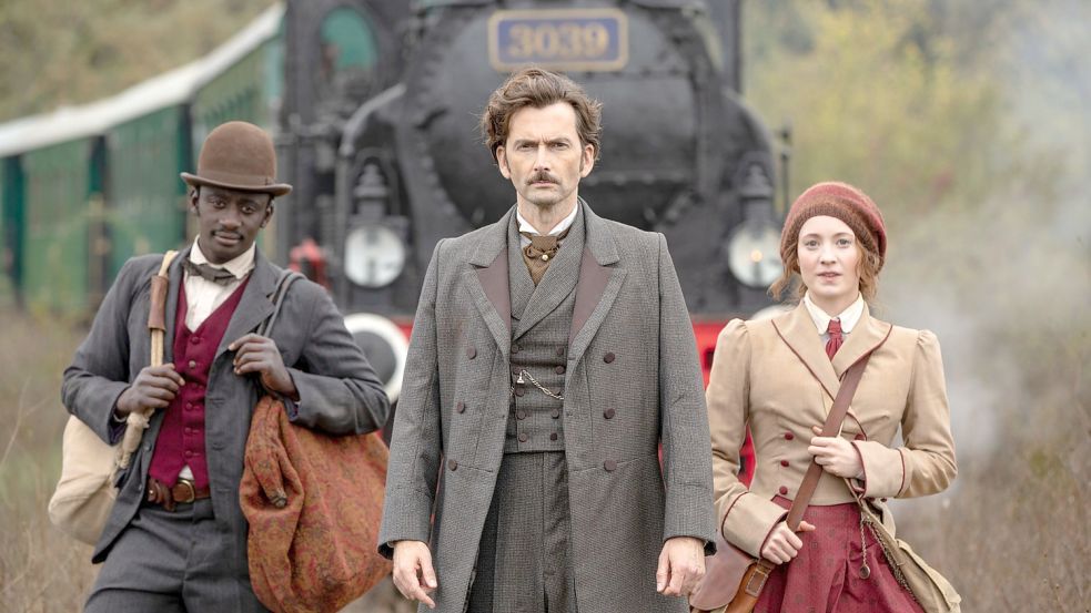 Phileas Fogg (David Tennant, M.), Jean Passepartout (Ibrahim Koma, l.) und Abigail Fix (Leonie Benesch, r.) haben bereits 1872 mit Bahnproblemen zu kämpfen. „In 80 Tagen um die Welt“. ZDF, ab Dienstag, 20.15 Uhr. Foto: ZDF und Tudor Cucu. Foto: Tudor Cucu