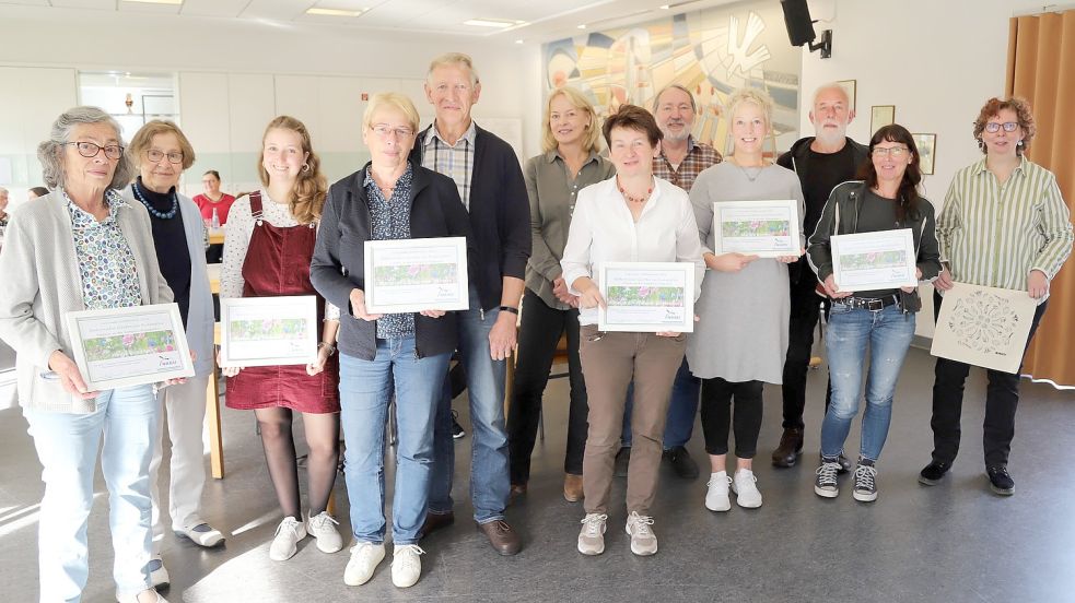 Der Vorstand der Freunde und Förderer des AMG Friesoythe verschaffte sich ein Bild über die geförderte Wandgestaltung in den Fluren. Foto: Passmann