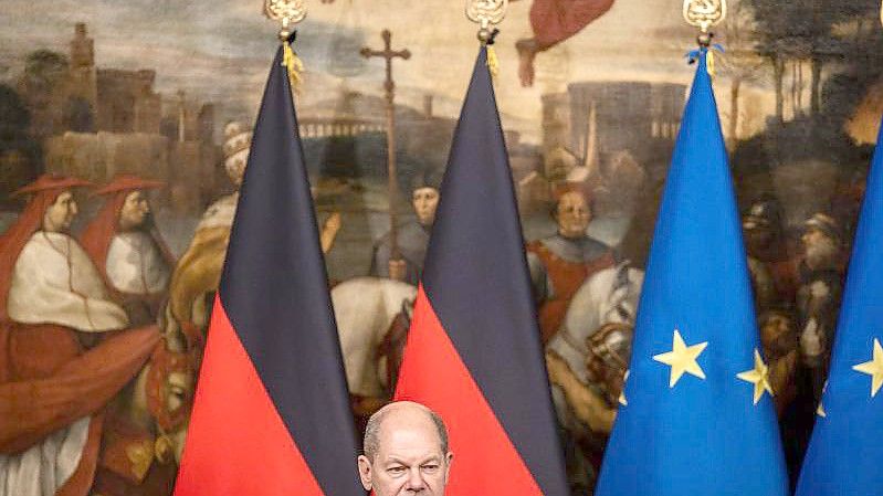 Bundeskanzler Olaf Scholz bei seinem Antrittsbesuch in Rom. Foto: Oliver Weiken/dpa