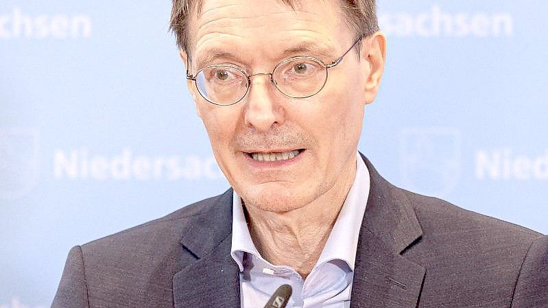 Gesundheitsminister Karl Lauterbach äußert sich zur Lage des Novavax-Präparats. Foto: Moritz Frankenberg/dpa