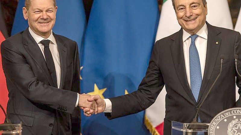 Zufriedene Gesichter: Ministerpräsident Mario Draghi und Bundeskanzler Olaf Scholz. Foto: Oliver Weiken/dpa