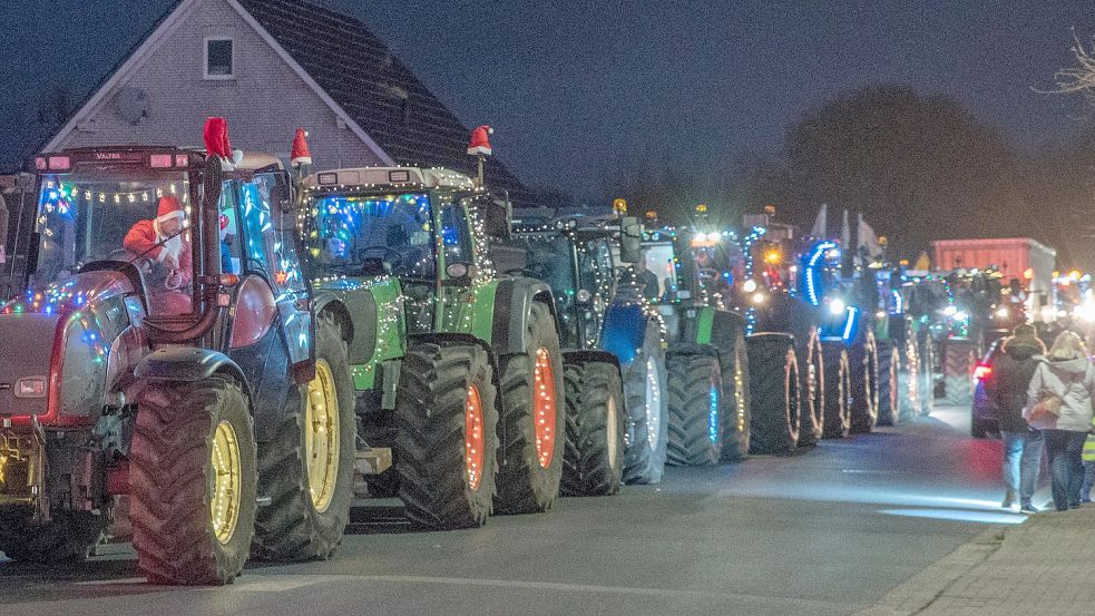 Insgesamt 48 Traktoren nahmen am Weihnachtskorso durch die Gemeinde Westoverledingen teil. Fotos: Lohmann