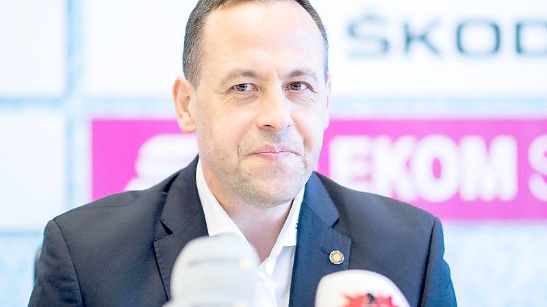 Marco Sturm beantwortet auf einer Pressekonferenz Fragen von Journalisten. Foto: Marcel Kusch/dpa