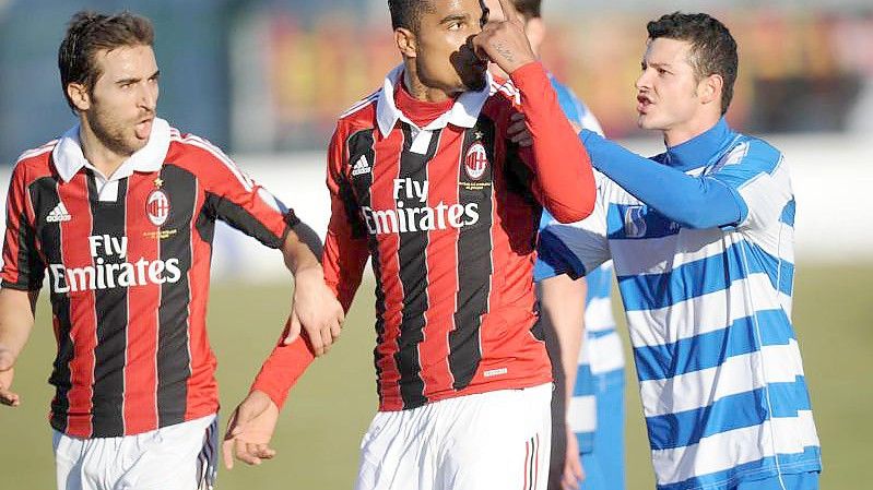 Kevin Prince Boateng (M) verlässt im Mai 2013 während des Freundschaftsspiels zwischen dem AC Mailand und Pro Patria das Spielfeld. Foto: Daniele Mascolo/ANSA/dpa