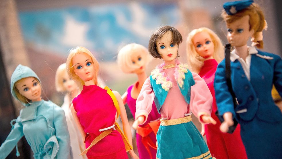 Eine Schau in Emden zeigt anhand der Barbie, wie sich Arbeitswelten von Frauen veränderten - und wirft dabei auch einen Blick auf das Ostfriesland der Nachkriegsjahre. Foto: Sina Schuldt/dpa