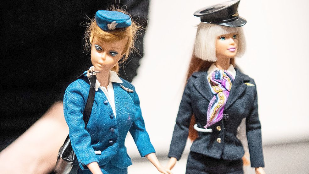 Barbie war einst Stewardess, jetzt auch Pilotin. Foto: Sina Schuldt/dpa