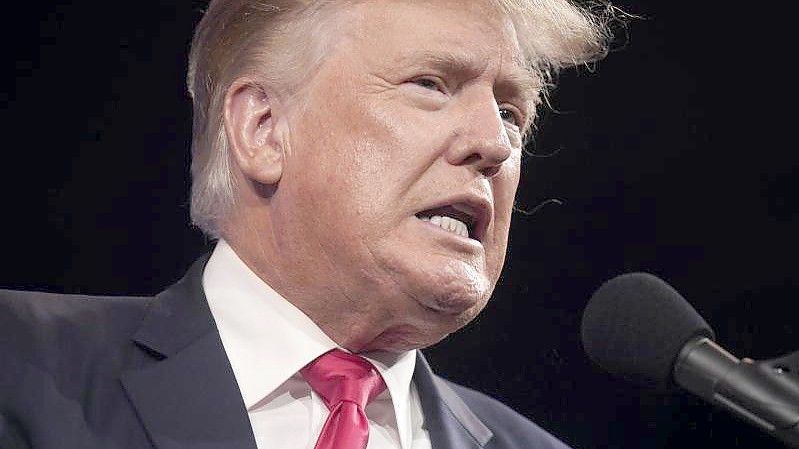 Donald Trump hatte im September erklärt, er werde sich wahrscheinlich nicht boostern lassen. Foto: Lm Otero/AP/dpa