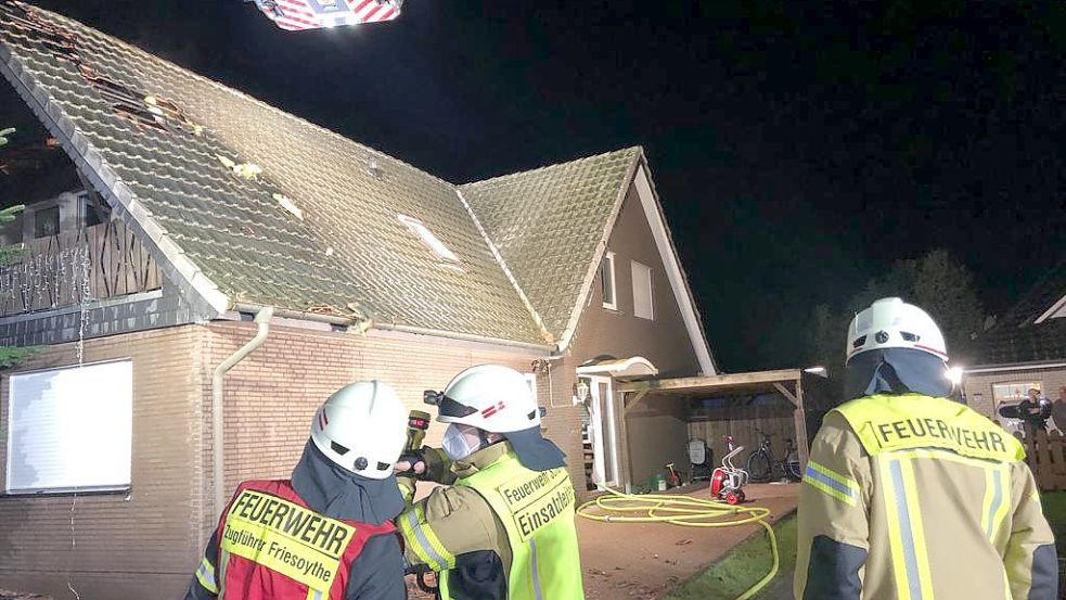 In Scharrel geriet am Montagabend aus bisher ungeklärter Ursache der Dachstuhl eines Einfamilienhauses in Brand. Menschen wurden bei dem Feuer nicht verletzt, aber der Schaden ist immens. Foto: Feuerwehr
