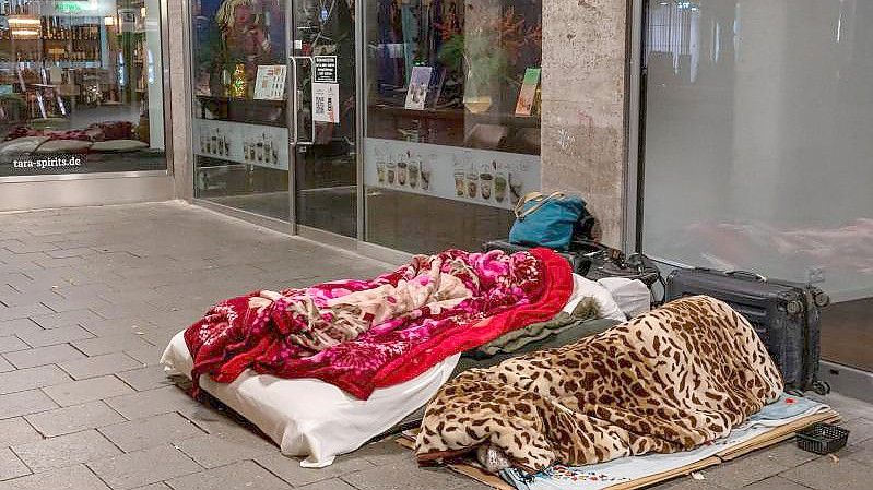 Die Bundesarbeitsgemeinschaft schätzt, dass es im vergangenen Jahr mehr Obdachlose durch die Corona-Pandemie gegeben hat. Foto: Peter Kneffel/dpa