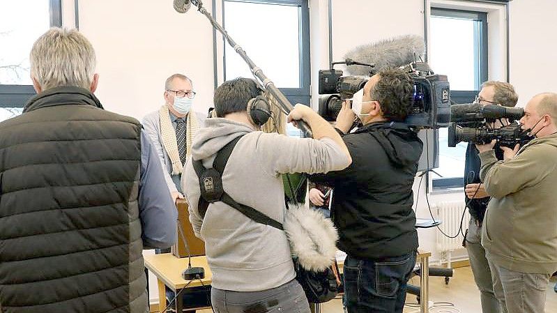 Vor Beginn des Prozesses gegen die Mutter nach dem gewaltsamen Tod der sechsjährigen Leonie aus Torgelow sprechen Journalisten mit dem Anwalt Falk-Ingo Flöter, der dem leiblichen Vater (Nebenkläger) zur Seite steht. Foto: Bernd Wüstneck/dpa-Zentralbild/dpa